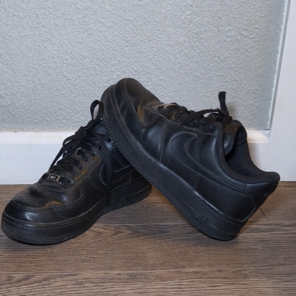 Nike Air Force Shoes - Black Leather Airforce 1s Low-Top Sneakers for Women Classic Everyday Style Q4